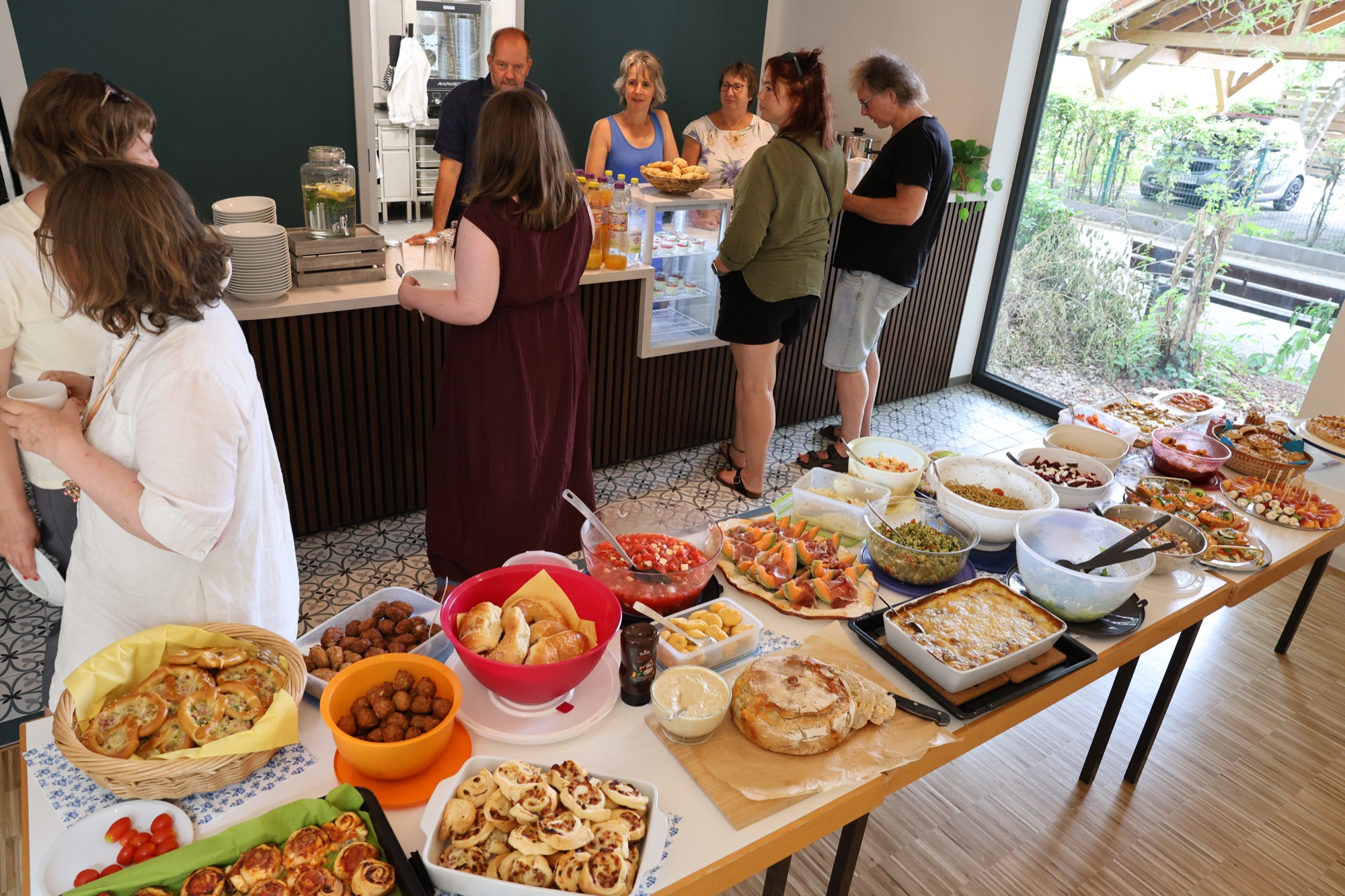 Gemeinschaft am Buffet nach dem Gottesdienst