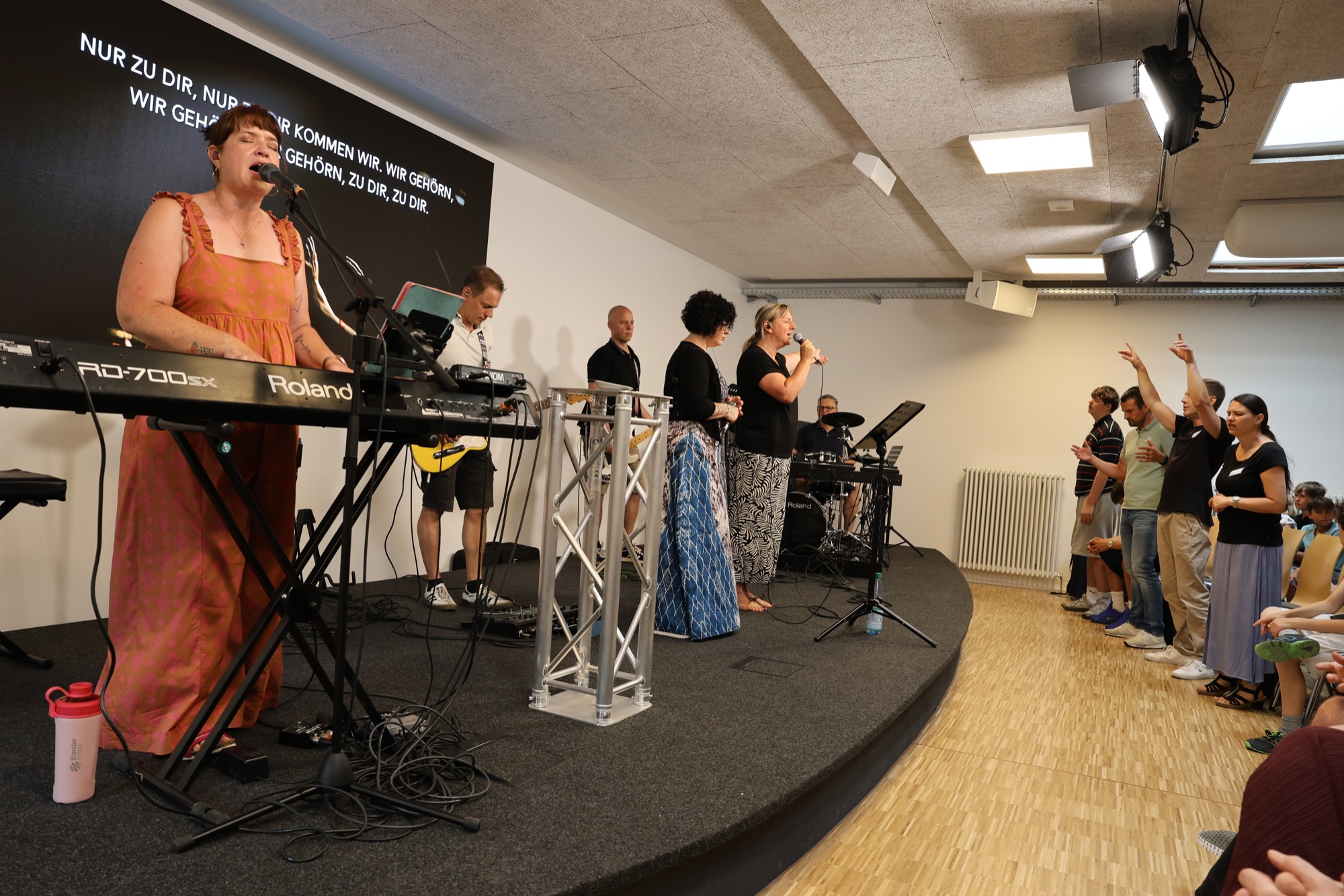 Lobpreisteam beim ersten Gottesdienst im neuen Gemeindehaus